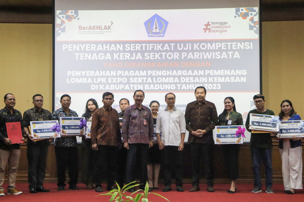 Wabup Suiasa Serahkan Sertifikat Kompetensi Kepada Pekerja Sektor Pariwisata di Badung